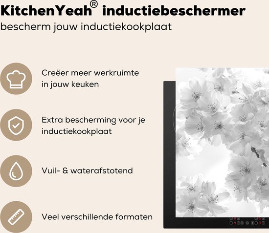 KitchenYeah® Inductie beschermer 80x52 cm - Close-up van de bloesem van een kersenboom - zwart wit - Kookplaataccessoires - Afdekplaat voor kookplaat - Inductiebeschermer - Inductiemat - Inductieplaat mat