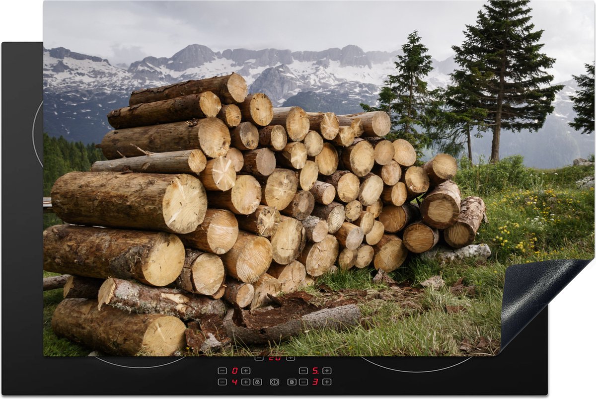KitchenYeah® Inductie beschermer 80.2x52.2 cm - Meerdere boomstammen zijn opgestapeld in een besneeuwd berglandschap - Kookplaataccessoires - Afdekplaat voor kookplaat - Inductiebeschermer - Inductiemat - Inductieplaat mat