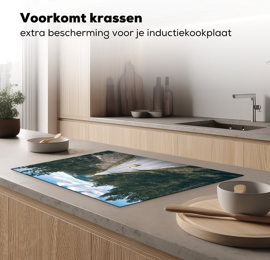 KitchenYeah® Inductie beschermer 77x51 cm - Eenzaam in de bossen van Noorwegen - Kookplaataccessoires - Afdekplaat voor kookplaat - Inductiebeschermer - Inductiemat - Inductieplaat mat