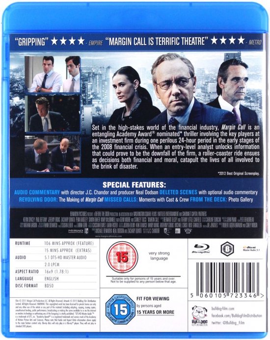 De cast van "Margin Call" staat voor een stadsgezicht met hoge gebouwen.