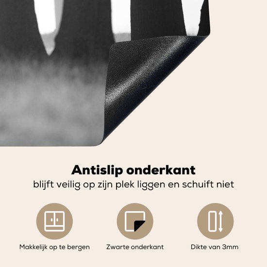 KitchenYeah® Inductie beschermer 81.6x52.7 cm - Landschap met een damhert - zwart wit - Kookplaataccessoires - Afdekplaat voor kookplaat - Inductiebeschermer - Inductiemat - Inductieplaat mat
