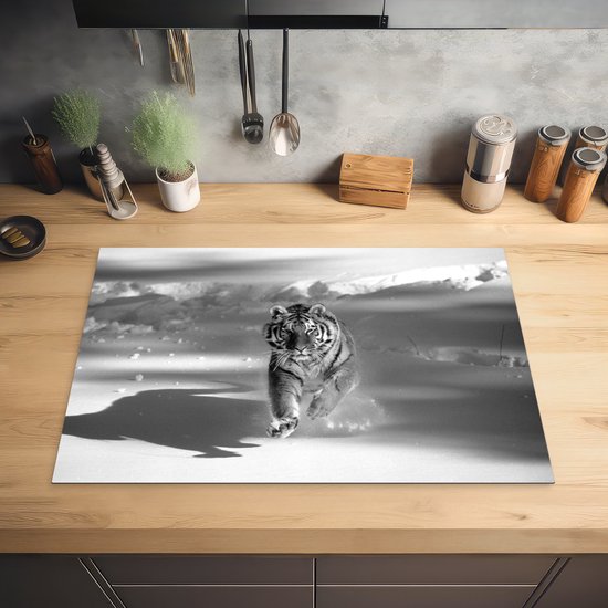 KitchenYeah® Inductie beschermer 76x51.5 cm - Tijger - Jacht - Sneeuw - Zwart - Wit - Kookplaataccessoires - Afdekplaat voor kookplaat - Inductiebeschermer - Inductiemat - Inductieplaat mat