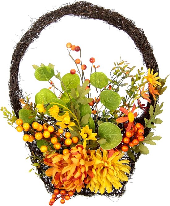 Foto: Herfstkrans van rotan voor de voordeur met chrysanten bessen herfstbladeren decoraties voor herfst deurkrans deurdecoratie herfstdecoratie voor halloween oogst thuis buiten en binnen