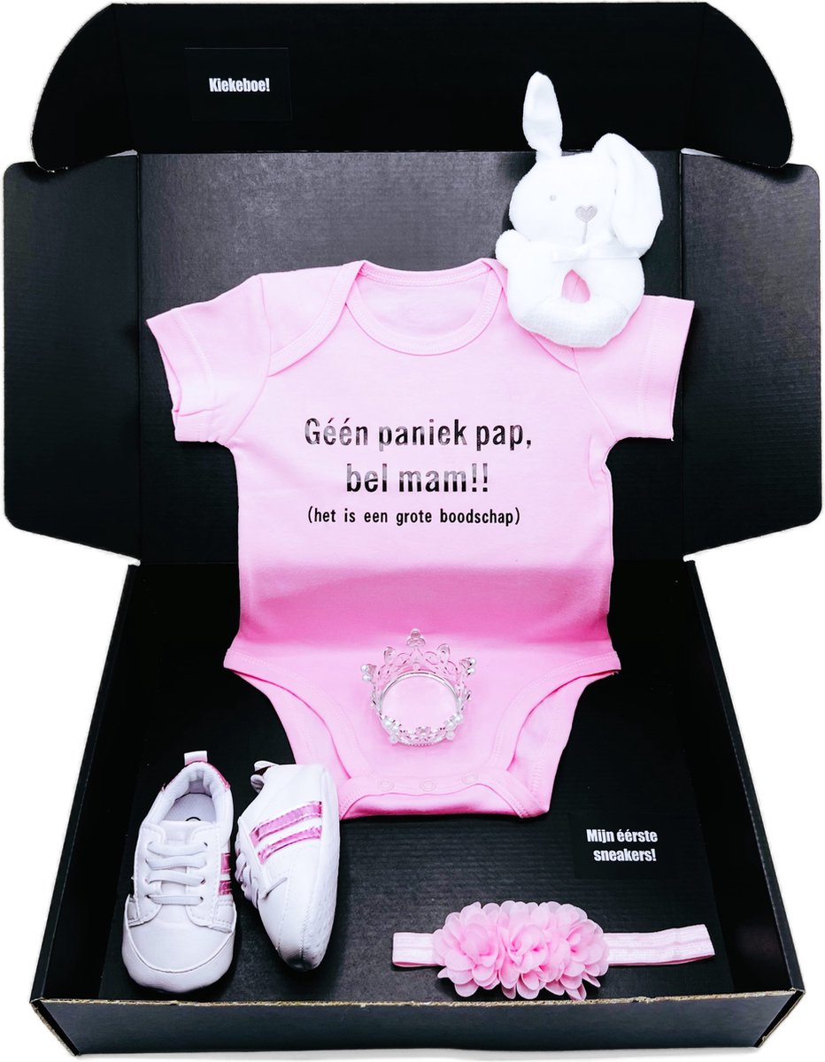 Goedkoopste Kraamcadeau meisje - met roze romper, rammelaar, babyschoentjes en hoofdband- kan ook rechtstreeks als cadeau