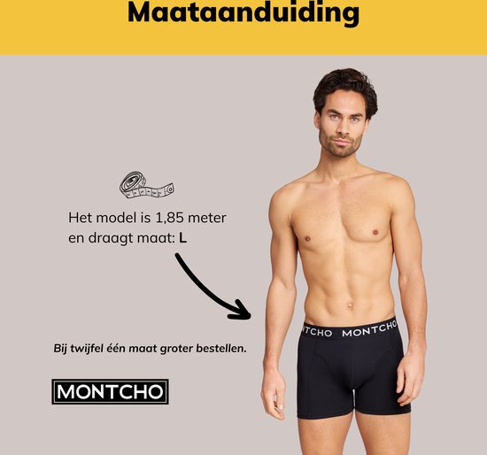 Model van 1,85 meter draagt maat L van een zwarte boxershort met witte tailleband 'MONTCHO'.