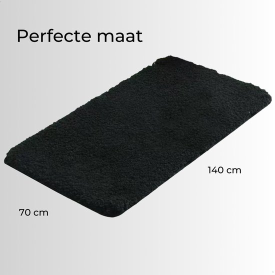 Tapis de bain noir mesurant 70 cm x 140 cm. Texte : "Taille parfaite".