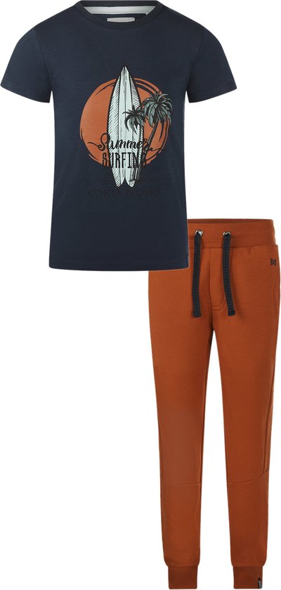 Koko Noko - Kledingset - 2delig - Joggingbroek Sweat Pants Foxbruin - Shirt Zwart met surfing print