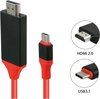 Rode HDMI naar USB-C kabel met zwarte connectoren. Close-ups van HDMI 2.0 en USB3.1 aansluitingen.