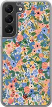Casimoda® hoesje - Geschikt voor Samsung Galaxy S22 - Blue Gardens - 2-in-1 case - Schokbestendig - Bloemen - Verhoogde randen - Blauw, Transparant