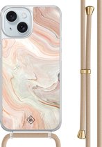 Casimoda® hoesje met beige koord - Geschikt voor iPhone 15 - Marmer Waves - Afneembaar koord - TPU/acryl - Bruin/beige
