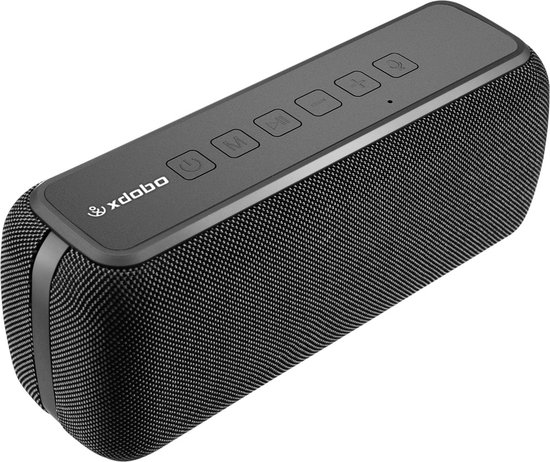 Zwarte xdobo speaker met het xdobo logo en bedieningsknoppen aan de bovenkant.