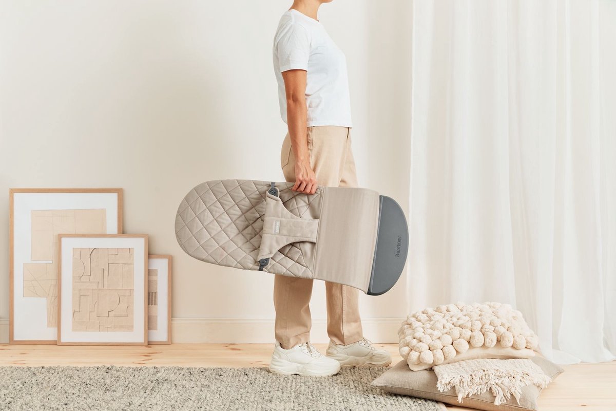 BabyBjörn Wipstoel Bliss - Geweven klassiek quilt - Zandgrijs - Ergonomisch - Verstelbaar - Inklapbaar – foto 4