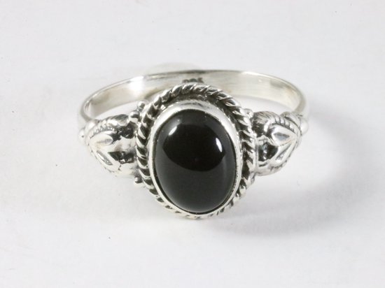 Bewerkte zilveren ring met onyx - maat 18.5