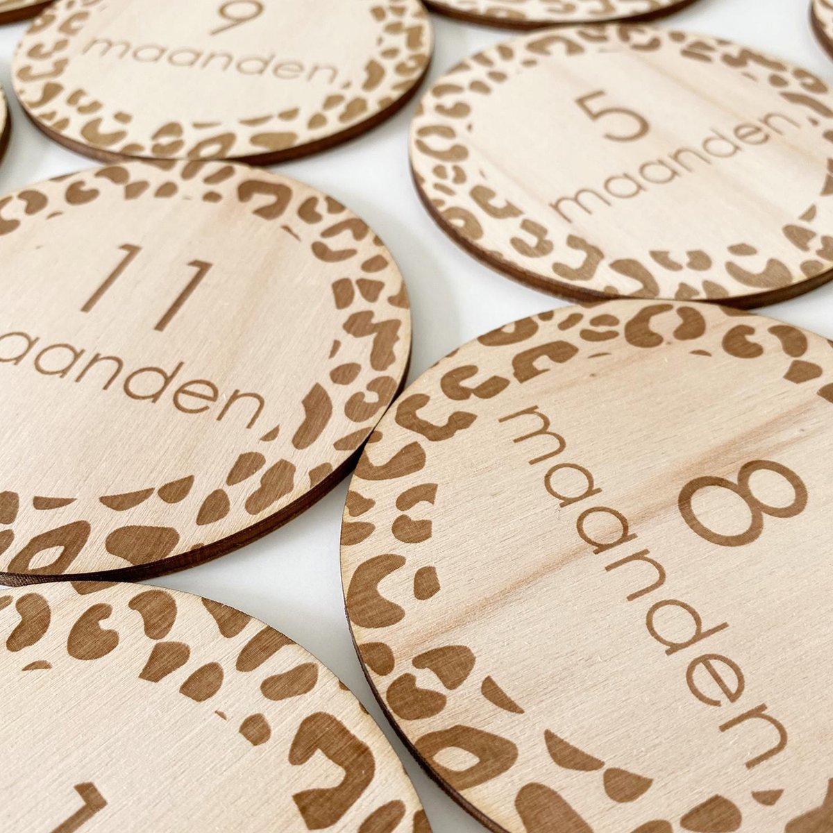 Goedkoopste Laserliefde - houten mijlpaalkaarten - set panterprint - luipaard design - 14 stuks - mijlpaalschijven hout baby - babyshower cadeau - kraamcadeau jongen of meisje - foto aankondiging geboorte - inclusief opbergzakje - geboortecadeau - kraampakket