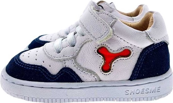 Witte leren sneaker met rode opdruk en donkerblauwe suède accenten. Zijaanzicht.