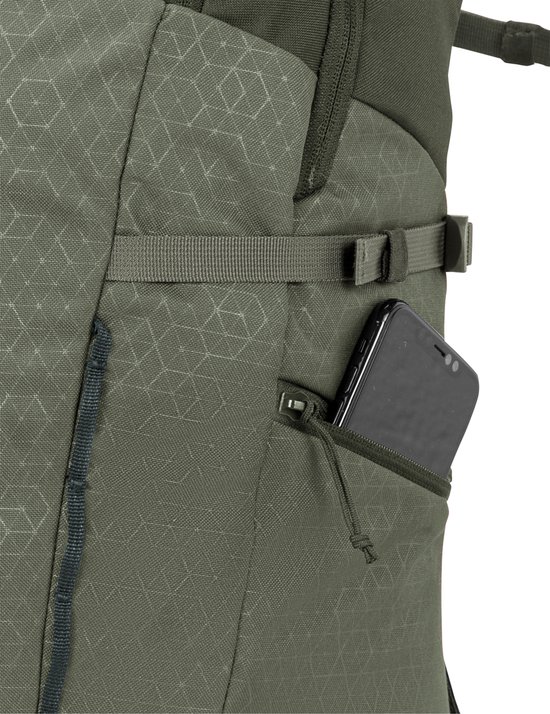 Detail van groene rugzak met een smartphone in een zijvak.