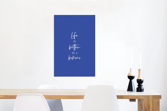 Wanddecoratie Metaal - Aluminium Schilderij Industrieel - Life is better in a bikini - Quote - Blauw - 60x90 cm - Dibond - Foto op aluminium - Industriële muurdecoratie - Voor de woonkamer/slaapkamer