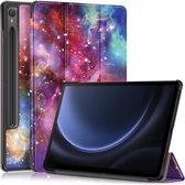 Tablet Hoes Geschikt voor Samsung Galaxy Tab S9 FE | Book Case met Standaard | Kunstlederen Beschermhoes | Tri-fold | Galaxy Print