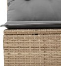Détail de la structure tressée d'un coffre de rangement en polyrotin beige avec coussin gris.