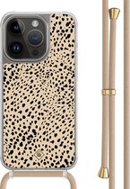Casimoda® hoesje met beige koord - Geschikt voor iPhone 13 Pro - Stippen bruin abstract - Afneembaar koord - TPU/polycarbonaat - Bruin/beige