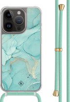 Casimoda® hoesje met mintgroen koord - Geschikt voor iPhone 14 Pro - Marmer mint groen - Afneembaar koord - TPU/polycarbonaat - Mint