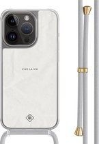 Casimoda® hoesje met grijs koord - Geschikt voor iPhone 14 Pro - Vive La Vie - Afneembaar koord - TPU/polycarbonaat - Grijs