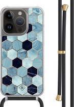Casimoda® hoesje met zwart koord - Geschikt voor iPhone 13 Pro - Blue Cubes - Afneembaar koord - TPU/polycarbonaat - Blauw