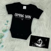 Aankondiging zwangerschap rompertje 'Coming soon - October 2024' - Zwart - Zwangerschap aankondiging - Zwanger - Pregnancy announcement - Baby aankondiging - Romper - Oktober