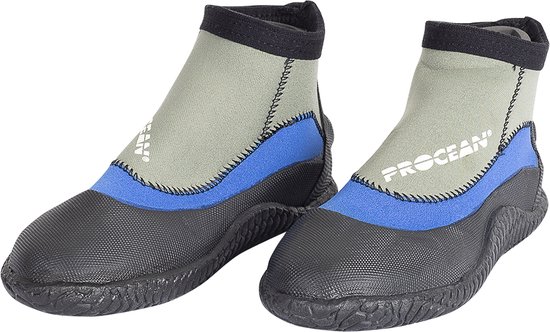 Grijze waterschoenen met blauwe band, zwarte neus en zool. PROCEAN op de zijkant.