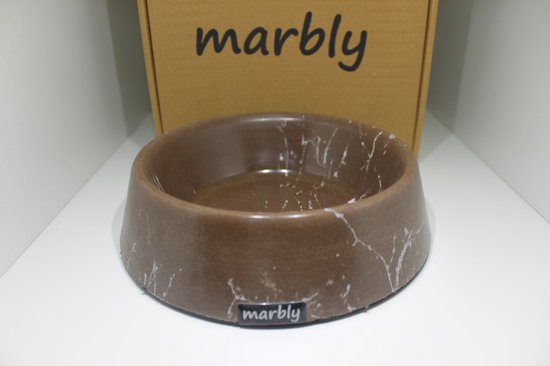 Bruine, marmeren voerbak van Marbly met een wit marmerpatroon. Marbly logo op de voorkant en op een doos op de achtergrond.