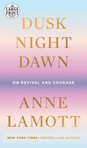 Boekomslag: DUSK NIGHT DAWN, ON REVIVAL AND COURAGE door ANNE LAMOTT. Goudkleurige tekst op een zacht glooiende pastelkleurige achtergrond.