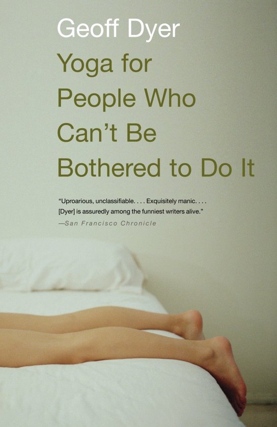 Boekhoes met de titel 'Yoga for People Who Can't Be Bothered to Do It'. Een liggend persoon met blote benen en voeten rust op een bed.