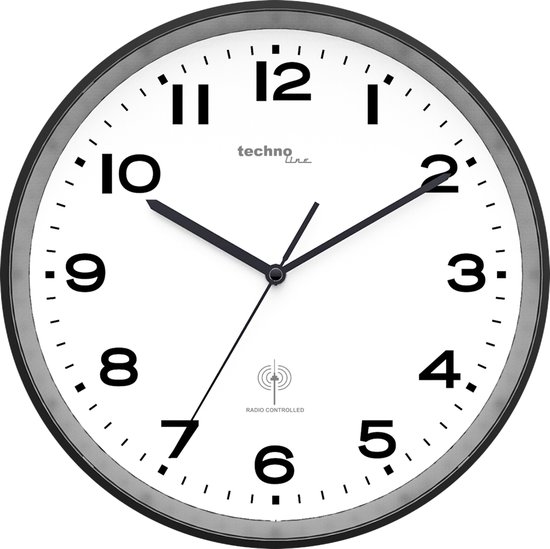 Zwarte ronde wandklok met witte cijfers, wijzers en logo 'techno line'. Radio Controlled.