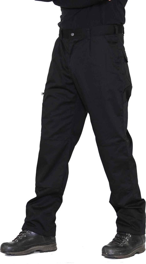 Zwarte werkbroek met cargo zakken op de zijkant, gedragen door een model in profiel met zwarte schoenen.