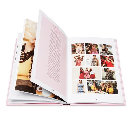 Open boek met pagina's van foto's van modellen in verschillende outfits en een tekstpagina.