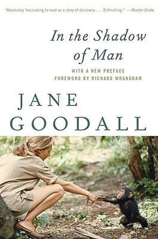 Couverture du livre 'In the Shadow of Man' par Jane Goodall, montrant Goodall touchant un bébé chimpanzé.