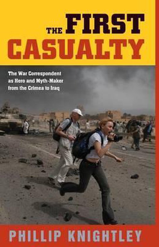 Boek 'The First Casualty' van Phillip Knightley. Omslag met oorlogsjournalisten in actie.
