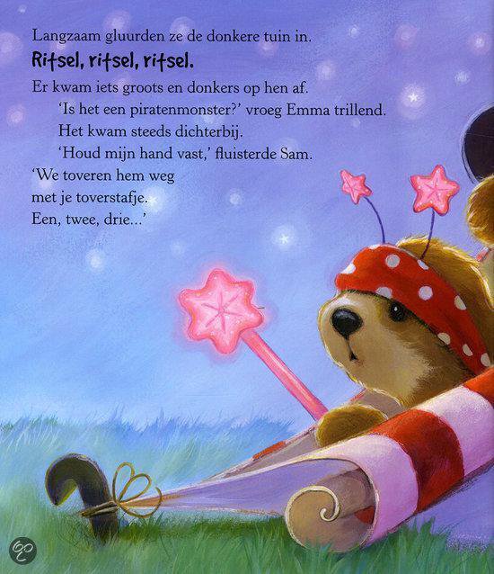 Een teddybeer met rode bandana en sterretjes zit in het gras en houdt een toverstaf vast.