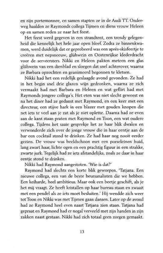 Een vrouw met lang zwart haar en opgestoken haar in een strake, zwarte jurk kijkt naar een porseleinen kopje.