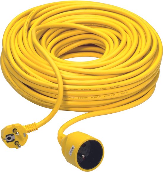 Een opgerold geel verlengsnoer met stekker en stopcontact. Tekst: H05VV-F 3G1.5mm².