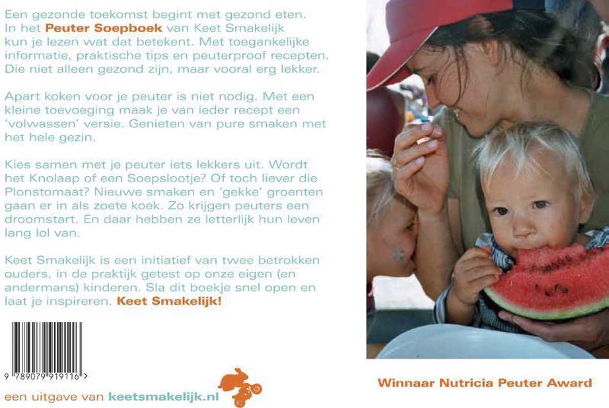 Een vrouw met een rode pet houdt een jong kind met een stuk watermeloen vast. Een ander kind kijkt mee.