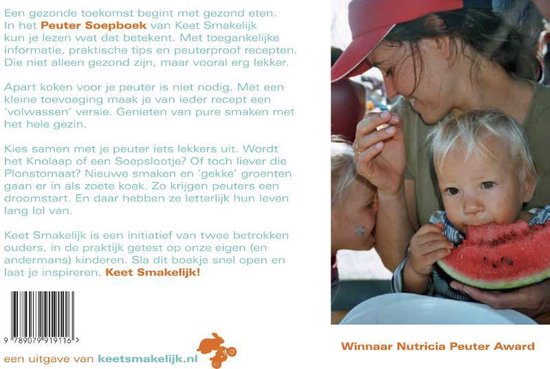 Een vrouw met een rode pet houdt een jong kind met een stuk watermeloen vast. Een ander kind kijkt mee.