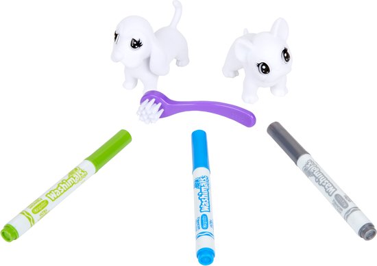 Twee witte Washimals dieren, een hondje en een puppy, met een borstel en drie kleurpotloden.