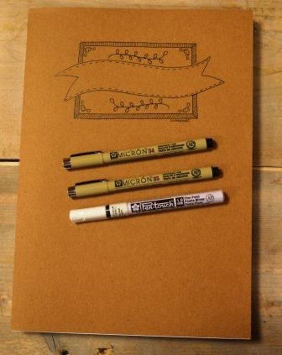 Oefenblok Handlettering Wit, Kraft Bruin en Zwart Karton op A4 formaat + 4 stuks Sakura Handlettering Pennen verpakt in een handige Zipperbag