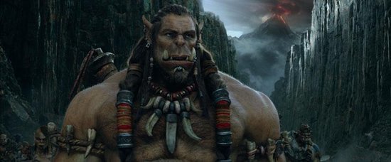Een grote, gespierde ork met bruine huid, dreadlocks en slagtanden, draagt een ketting van botten en schelpen.