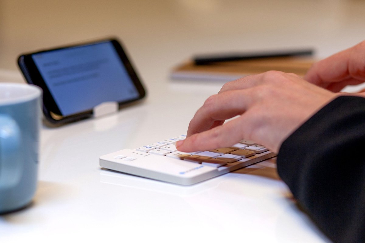 Silvergear Opvouwbaar Draadloos Toetsenbord - QWERTY - Bluetooth - Voor Smartphone, Tablet en Laptop/Computer thumbnail 5