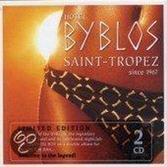 Limited edition 2CD 'Hotel Byblos Saint-Tropez since 1967'. Zonlicht schijnt op de rand van een bikini met een geometrisch patroon.