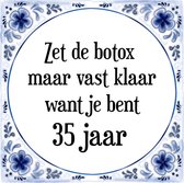 Verjaardag Tegeltje met Spreuk (35 jaar: Zet de botox maar vast klaar, want je bent 35 jaar + cadeau verpakking & plakhanger