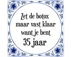 Verjaardag Tegeltje met Spreuk (35 jaar: Zet de botox maar vast klaar, want je bent 35 jaar + cadeau verpakking & plakhanger