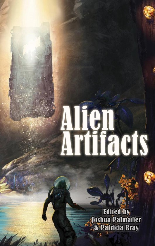 Een astronaut kijkt naar een gigantische, lichtgevende structuur in een grot. De titel 'Alien Artifacts' is prominent aanwezig.